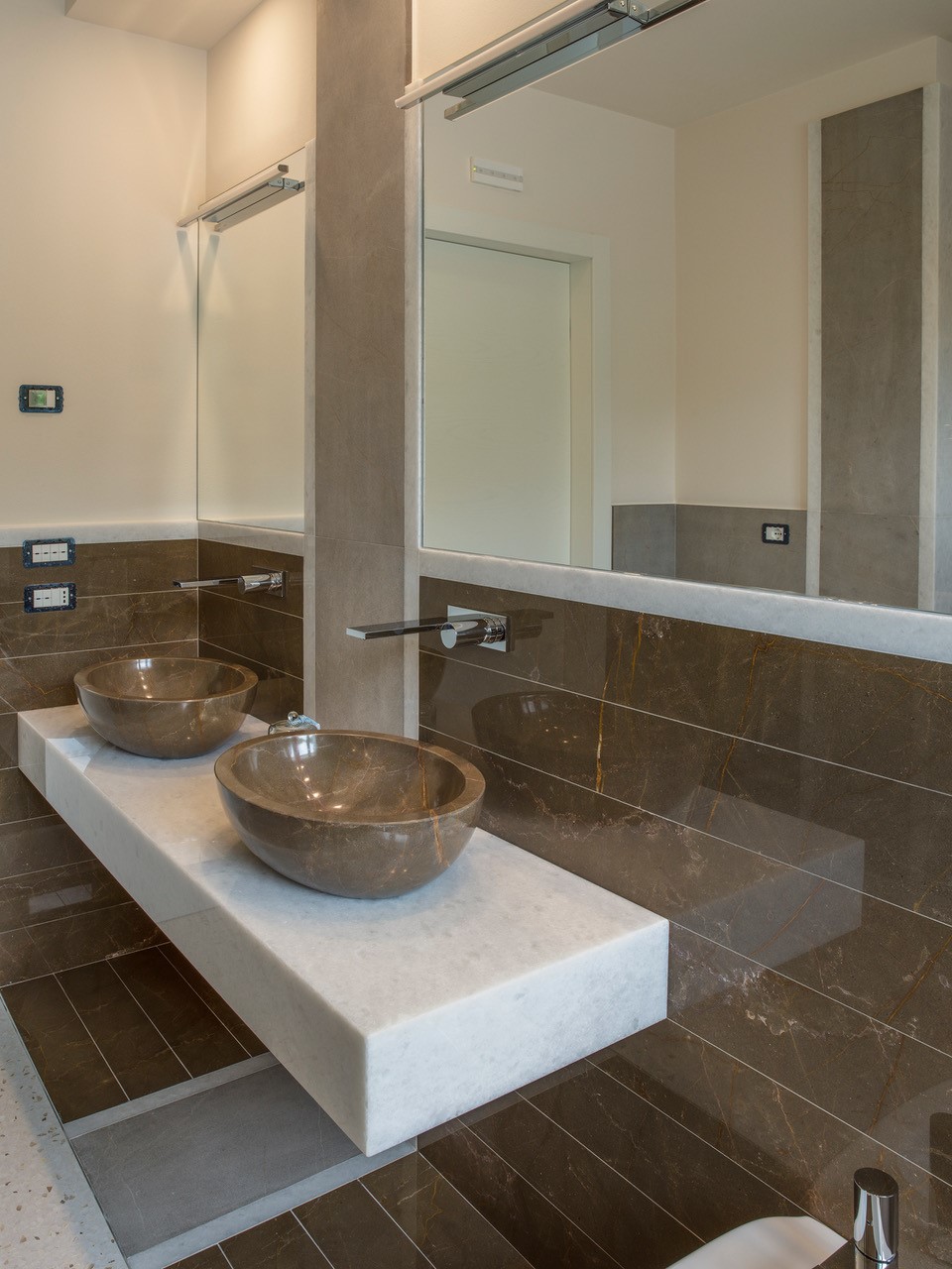 Rivestimento bagno in Bronze Brown